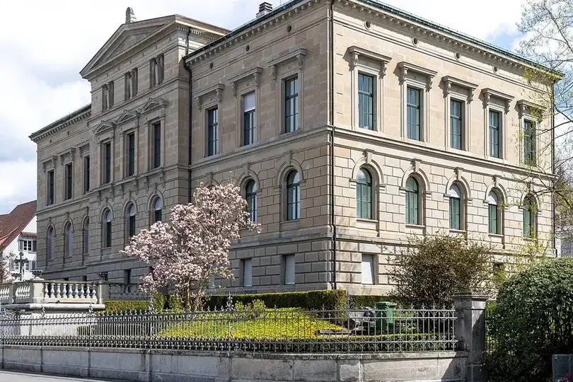 Regierungsgebäude in Zug, West- und Südseite mit Garten